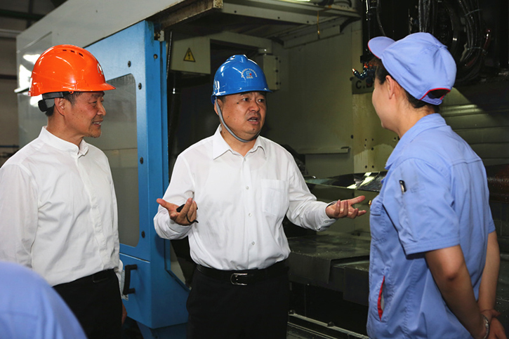 郝鹏与优德88集团一线出产人员深刻互换